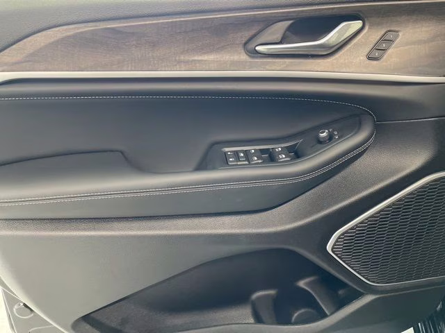 2026 Diamond Black Crystal Pearlcoat Jeep Grand Cherokee L Limited Reserve 4X4 SUV