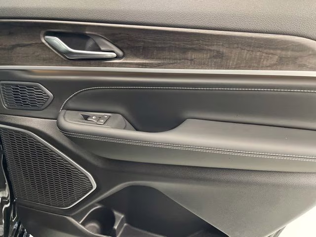 2026 Diamond Black Crystal Pearlcoat Jeep Grand Cherokee L Limited Reserve 4X4 SUV