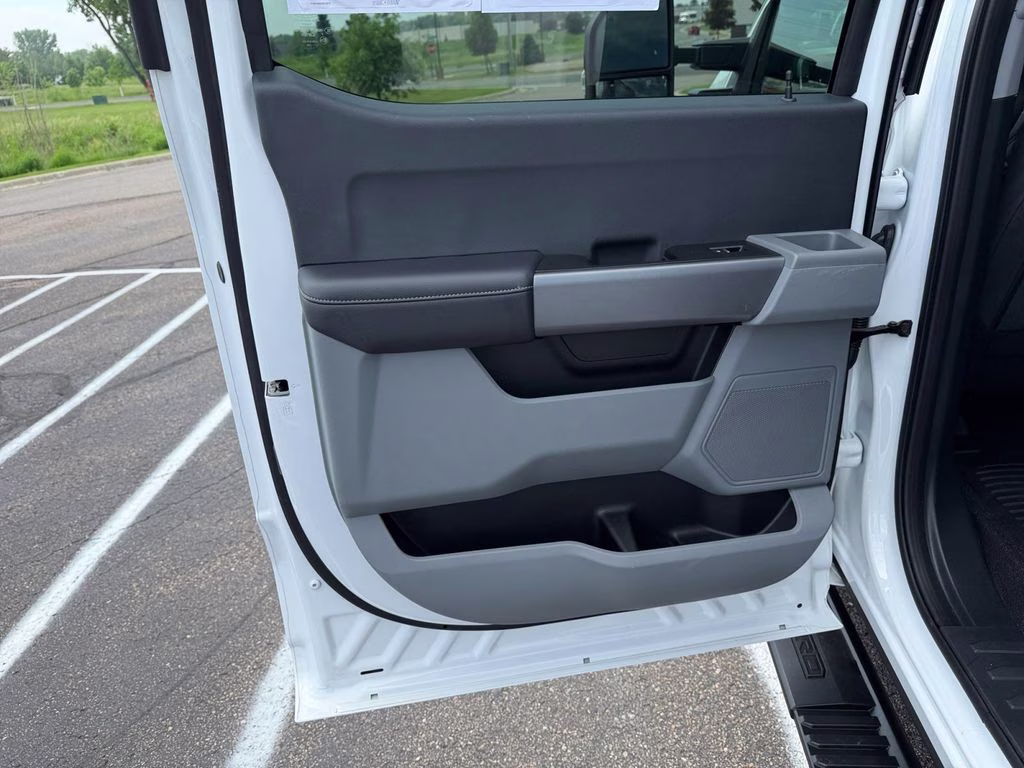 2025 Oxford White Ford Super Duty F-350 SRW XLT 4X4 Truck