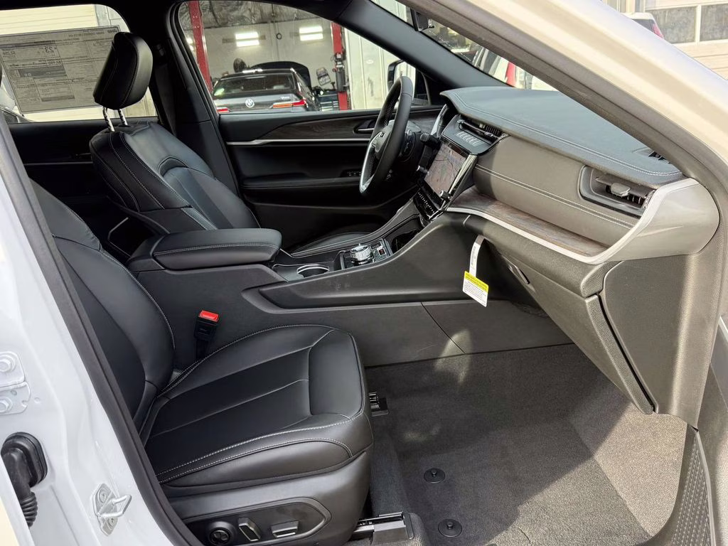 2026 Bright White Clearcoat Jeep Grand Cherokee Limited 4X4 SUV