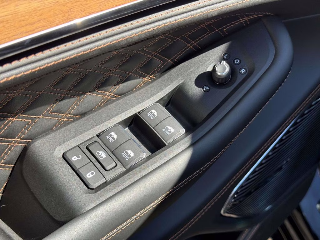 2026 Diamond Black Crystal Pearlcoat Jeep Grand Cherokee Summit 4X4 SUV