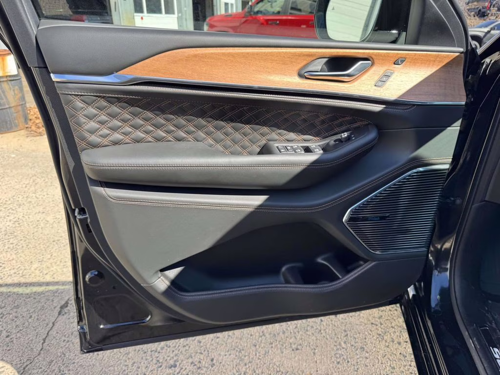 2026 Diamond Black Crystal Pearlcoat Jeep Grand Cherokee Summit 4X4 SUV