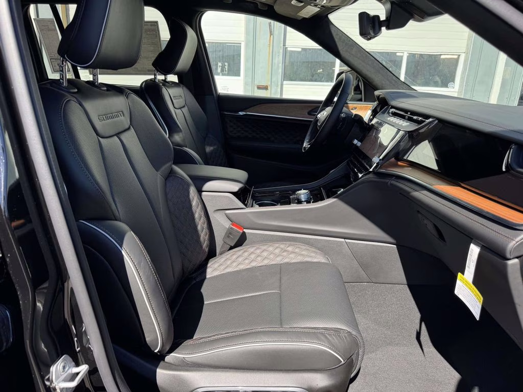 2026 Diamond Black Crystal Pearlcoat Jeep Grand Cherokee Summit 4X4 SUV