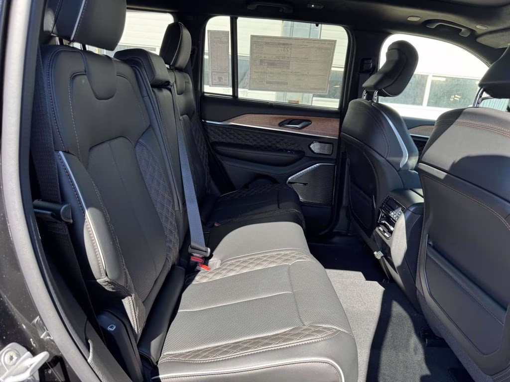 2026 Diamond Black Crystal Pearlcoat Jeep Grand Cherokee Summit 4X4 SUV