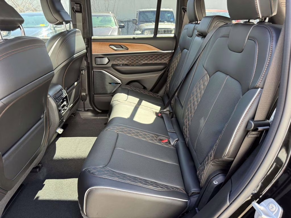 2026 Diamond Black Crystal Pearlcoat Jeep Grand Cherokee Summit 4X4 SUV