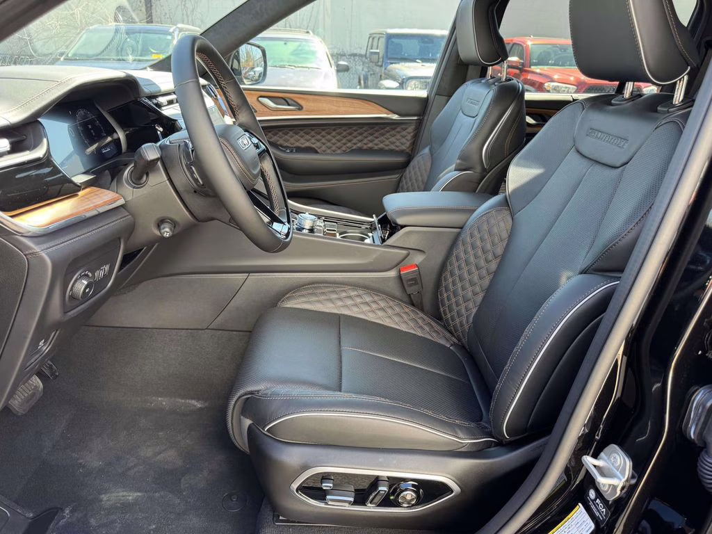 2026 Diamond Black Crystal Pearlcoat Jeep Grand Cherokee Summit 4X4 SUV