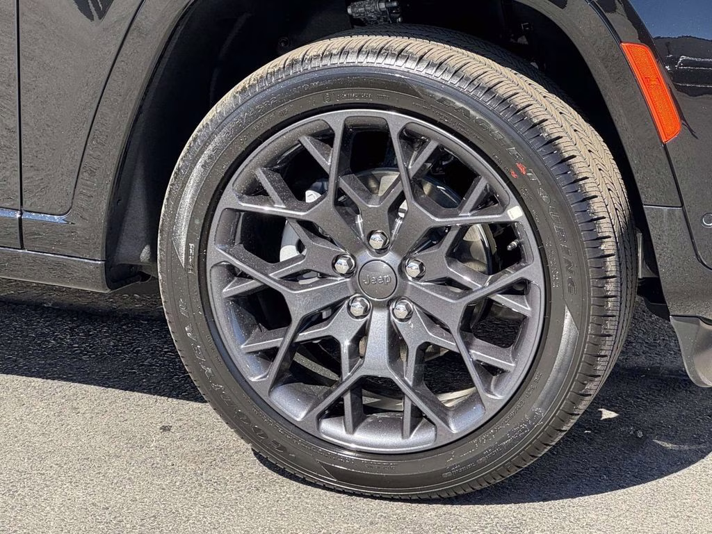 2026 Diamond Black Crystal Pearlcoat Jeep Grand Cherokee Summit 4X4 SUV