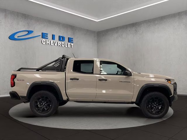 2026 White Chevrolet Colorado Trail Boss 4X4 Truck