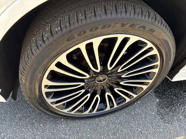 2025 White Metallic Lincoln Aviator Black Label AWD SUV