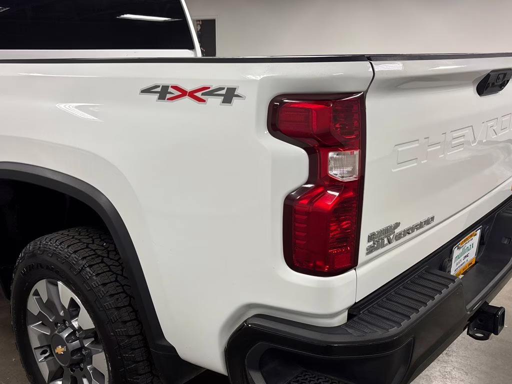 2022 Summit White Chevrolet Silverado 2500HD Custom 4X4 Truck