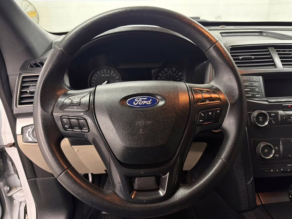 2019 Oxford White Ford Explorer Base FWD SUV
