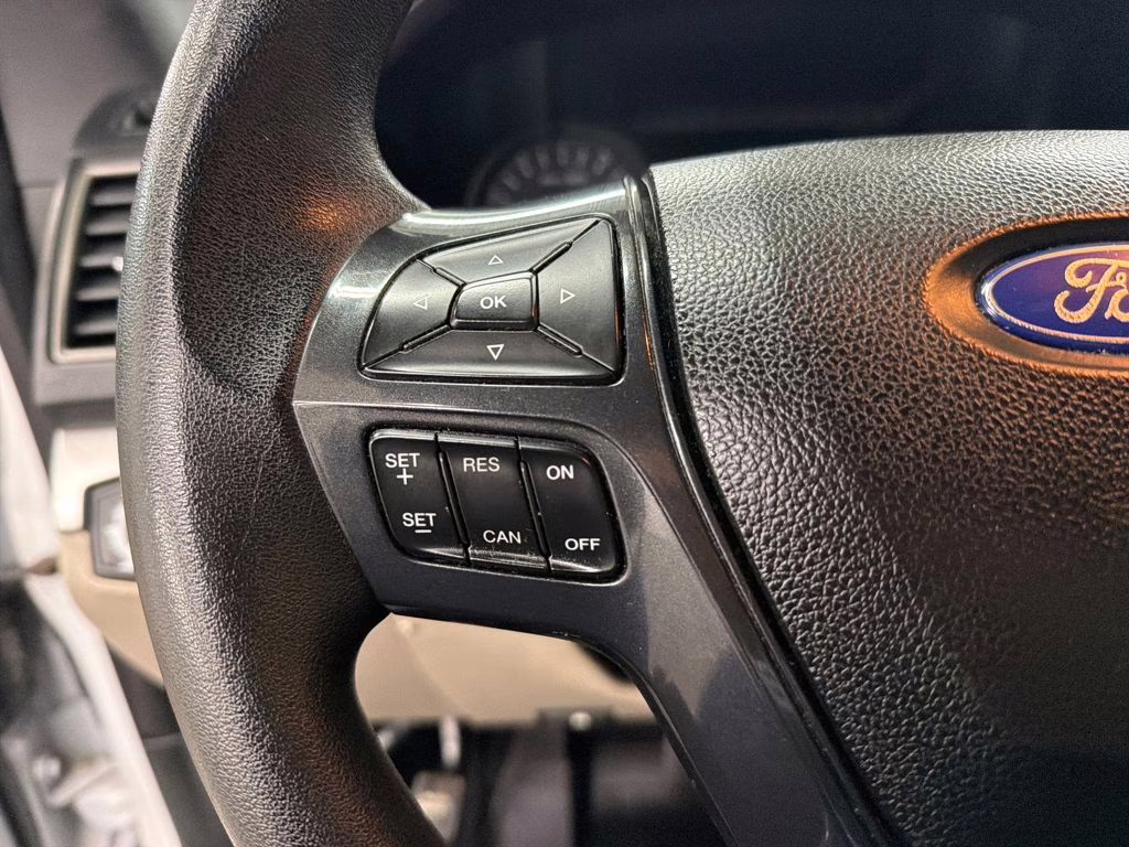 2019 Oxford White Ford Explorer Base FWD SUV