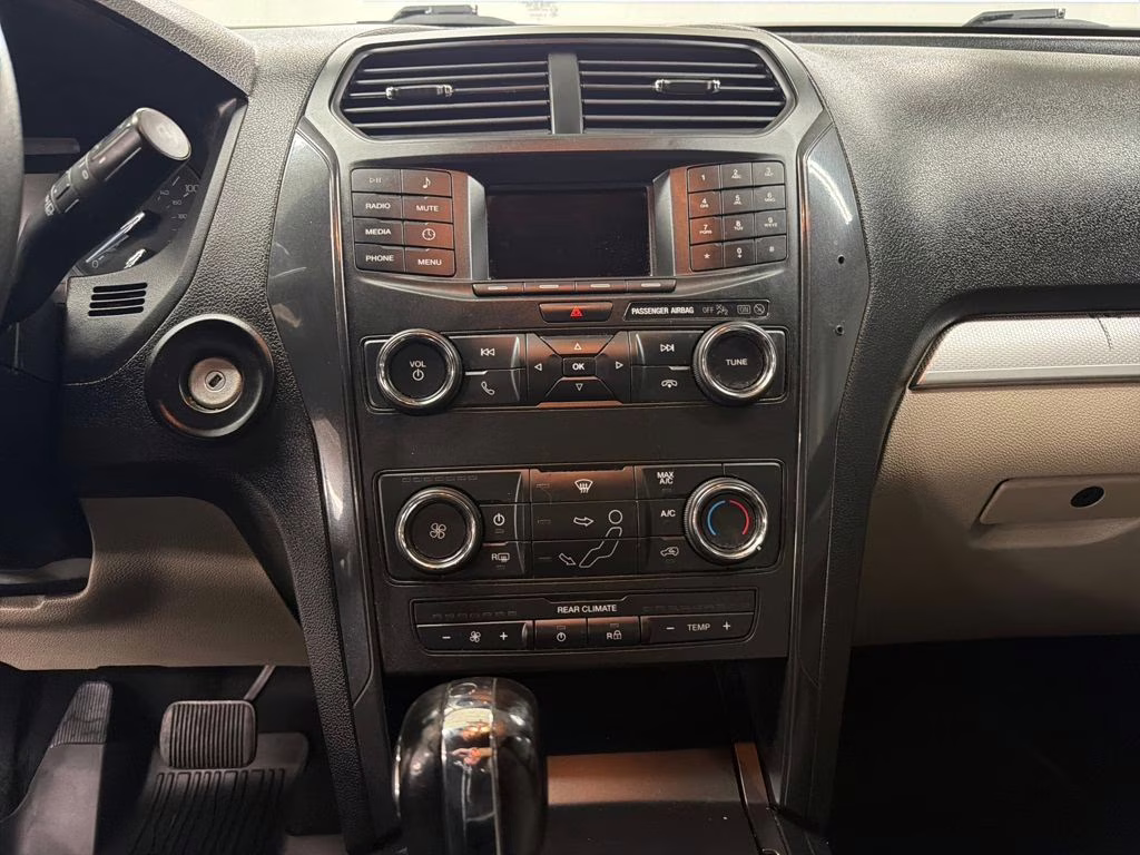 2019 Oxford White Ford Explorer Base FWD SUV