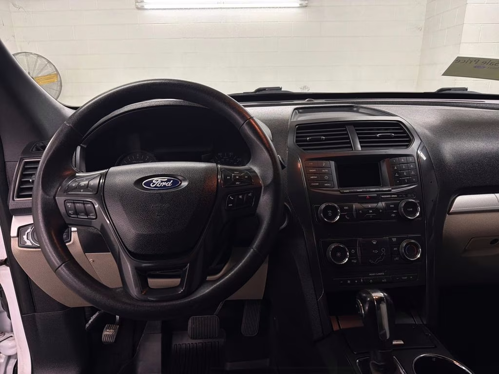 2019 Oxford White Ford Explorer Base FWD SUV