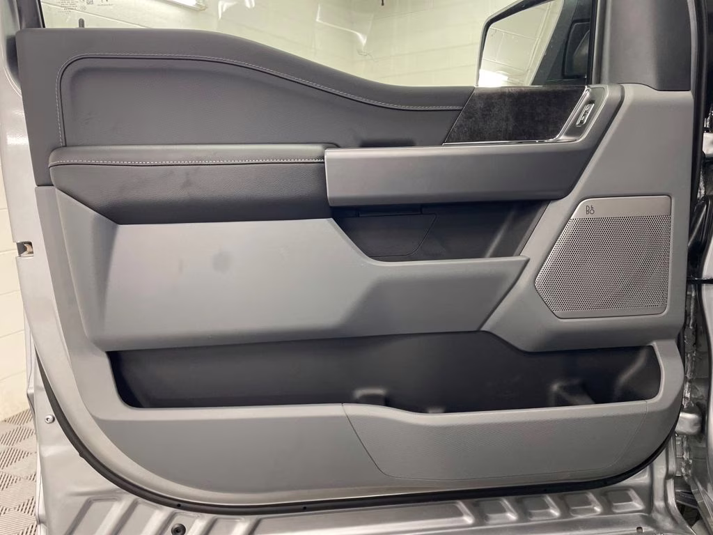 2025 ICONIC SILVER Ford F-150 Lightning Flash AWD Truck