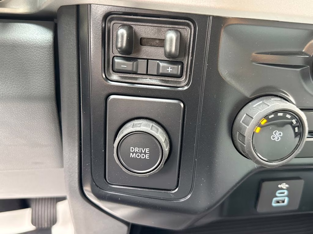 2025 Oxford White Ford Super Duty F-350 DRW XL RWD Chassis