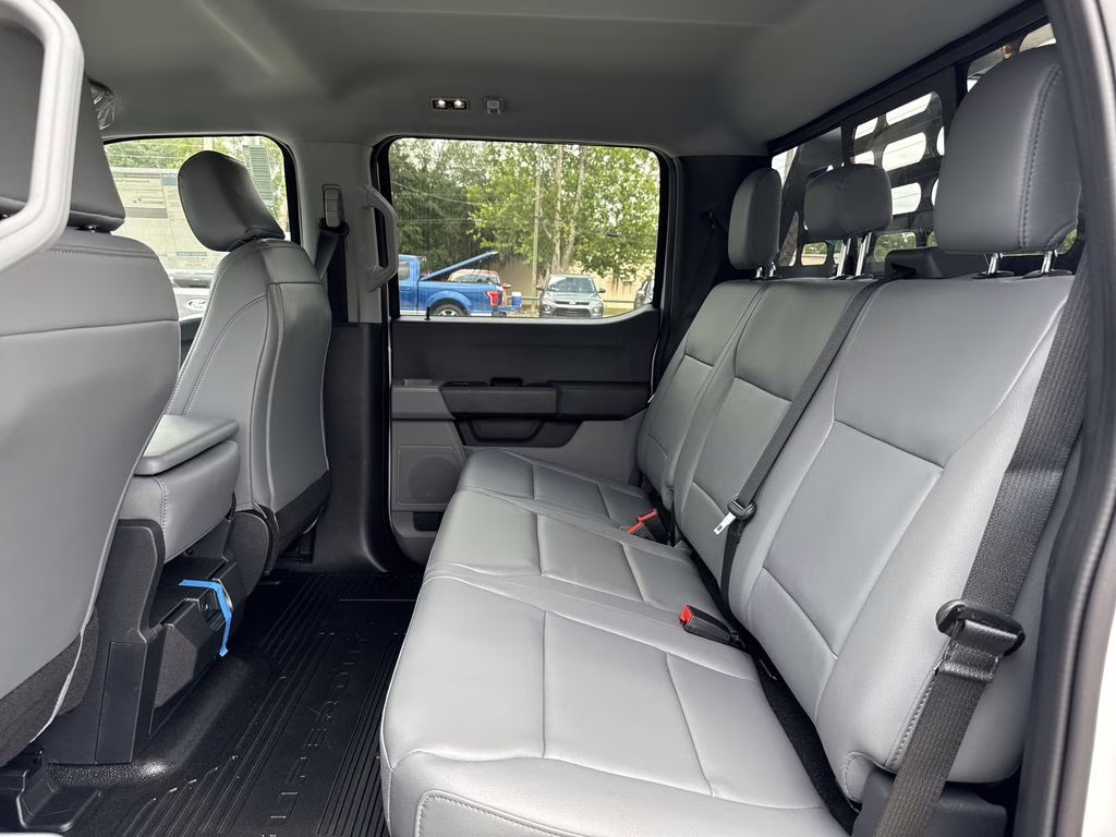 2025 Oxford White Ford Super Duty F-350 DRW XL 4X4 Chassis