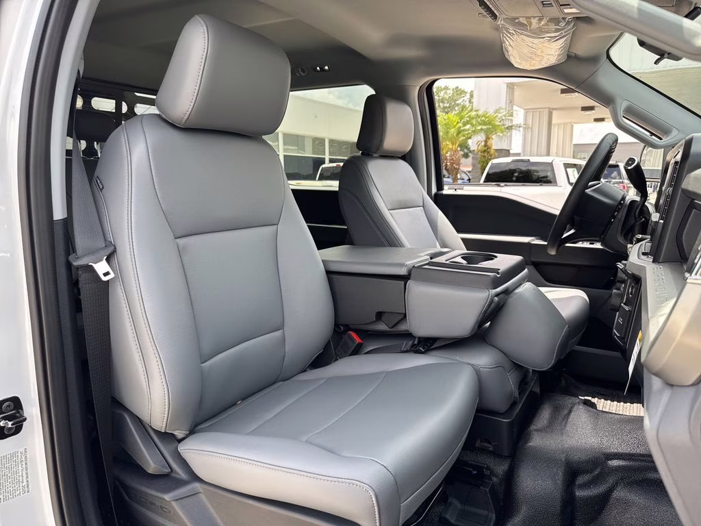 2025 Oxford White Ford Super Duty F-350 DRW XL 4X4 Chassis