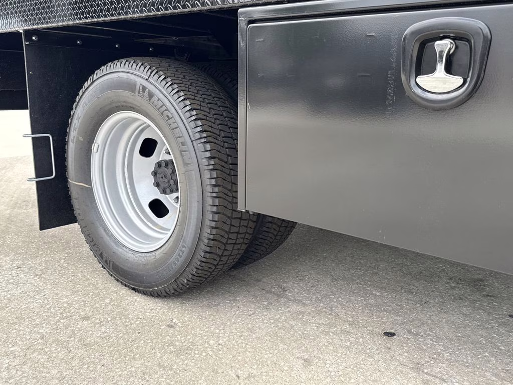 2025 Oxford White Ford Super Duty F-350 DRW XL 4X4 Chassis