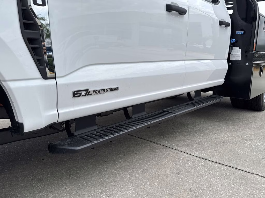 2025 Oxford White Ford Super Duty F-350 DRW XL 4X4 Chassis