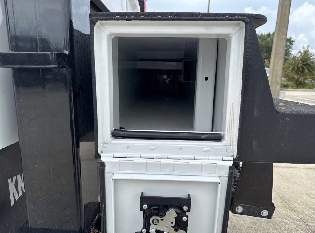 2025 Oxford White Ford Super Duty F-550 DRW XL 4X4 Chassis