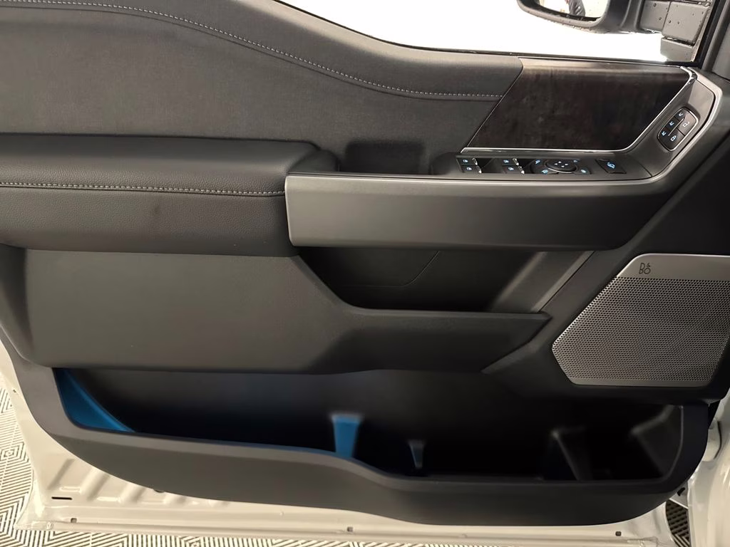 2026 Star White Metallic Tri-Coat Ford Super Duty F-350 SRW Lariat 4X4 Truck