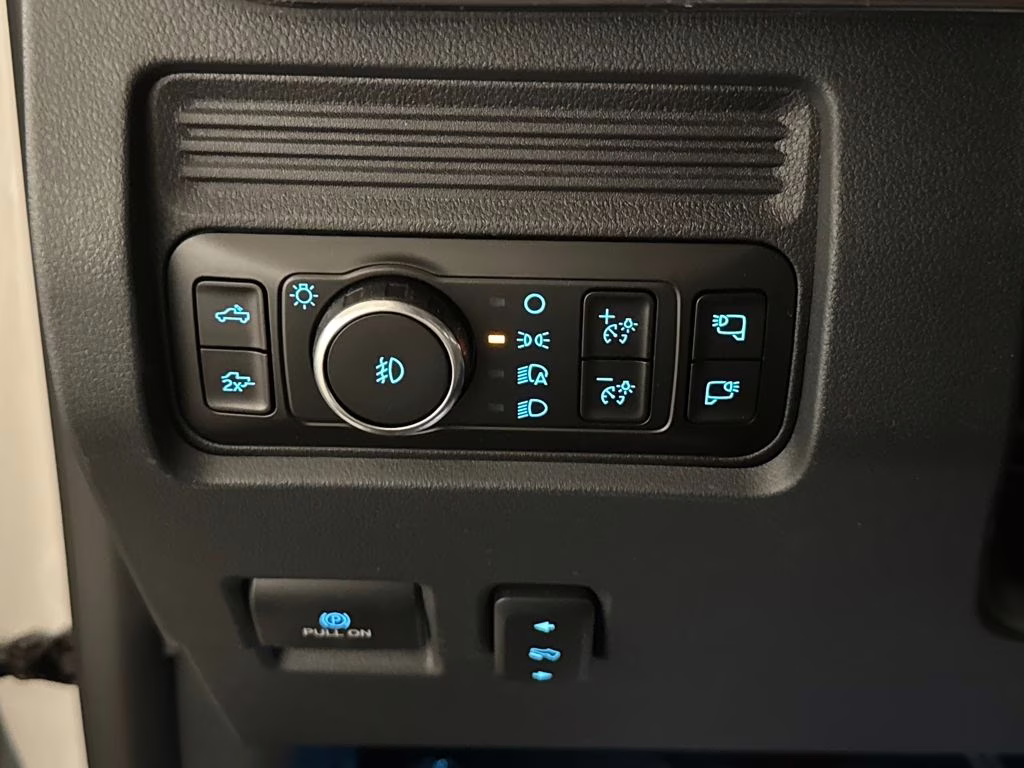 2026 Star White Metallic Tri-Coat Ford Super Duty F-350 SRW Lariat 4X4 Truck