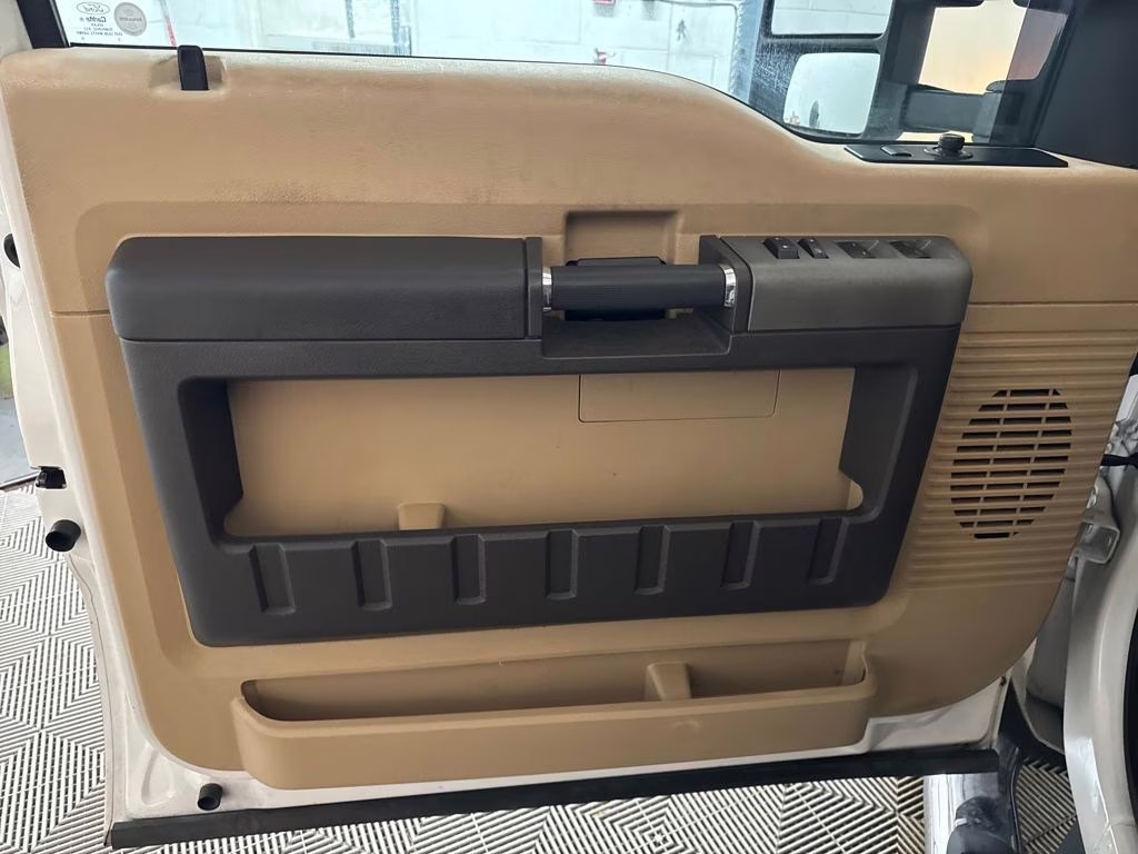 2016 White Platinum Metallic Tri-Coat Ford Super Duty F-350 DRW Lariat RWD Truck