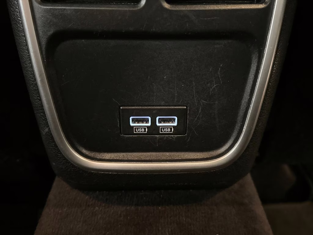 2017 Pitch Black Clearcoat Dodge Charger SE RWD Sedan