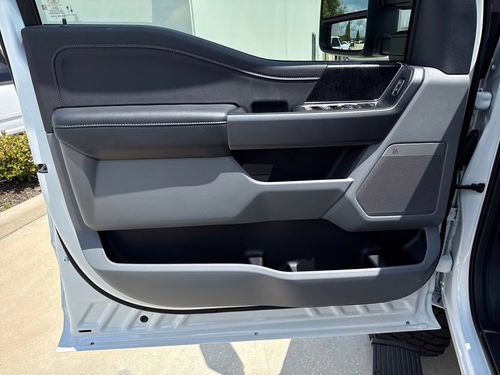 2025 Oxford White Ford Super Duty F-250 SRW XLT BLACKWIDOW 4X4 Truck