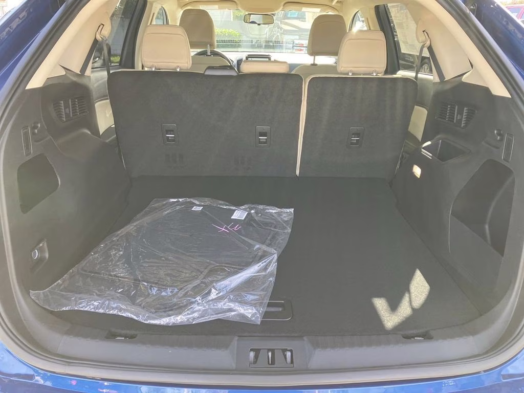 2024 Atlas Blue Metallic Ford Edge SE AWD SUV