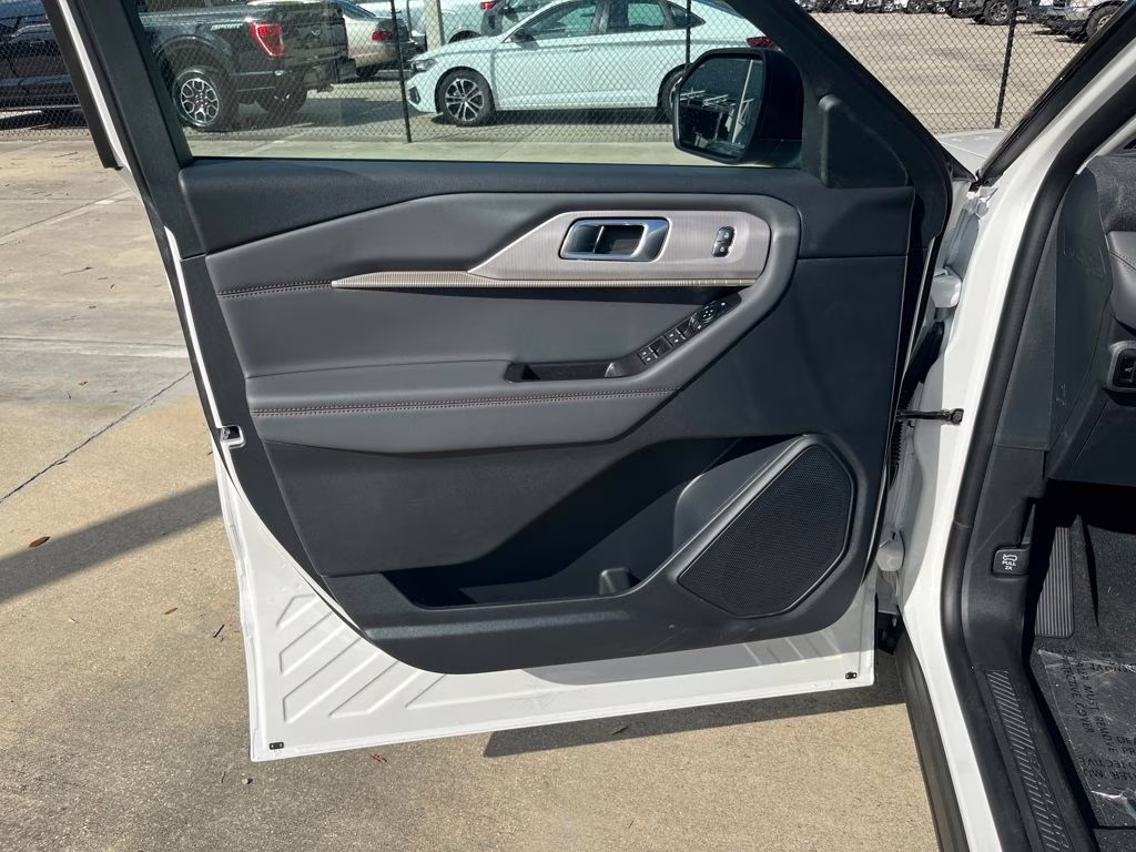 2026 Star White Metallic Tri-Coat Ford Explorer Active RWD SUV