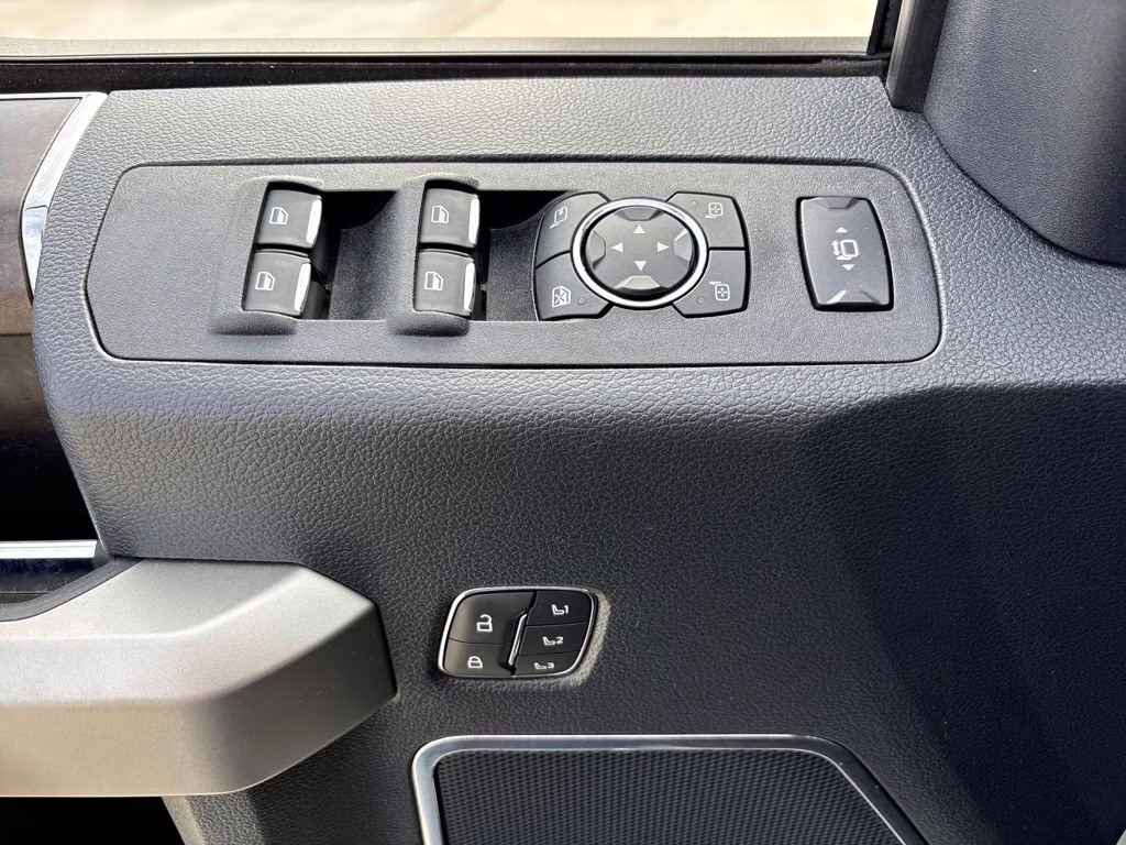 2022 White Metallic Ford Super Duty F-250 SRW Lariat 4X4 Truck