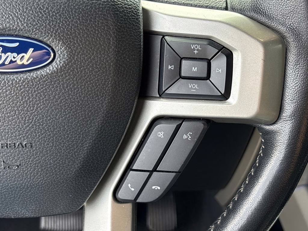 2022 White Metallic Ford Super Duty F-250 SRW Lariat 4X4 Truck