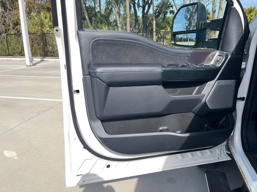 2026 Star White Metallic Tri-Coat Ford Super Duty F-450 DRW Platinum 4X4 Truck