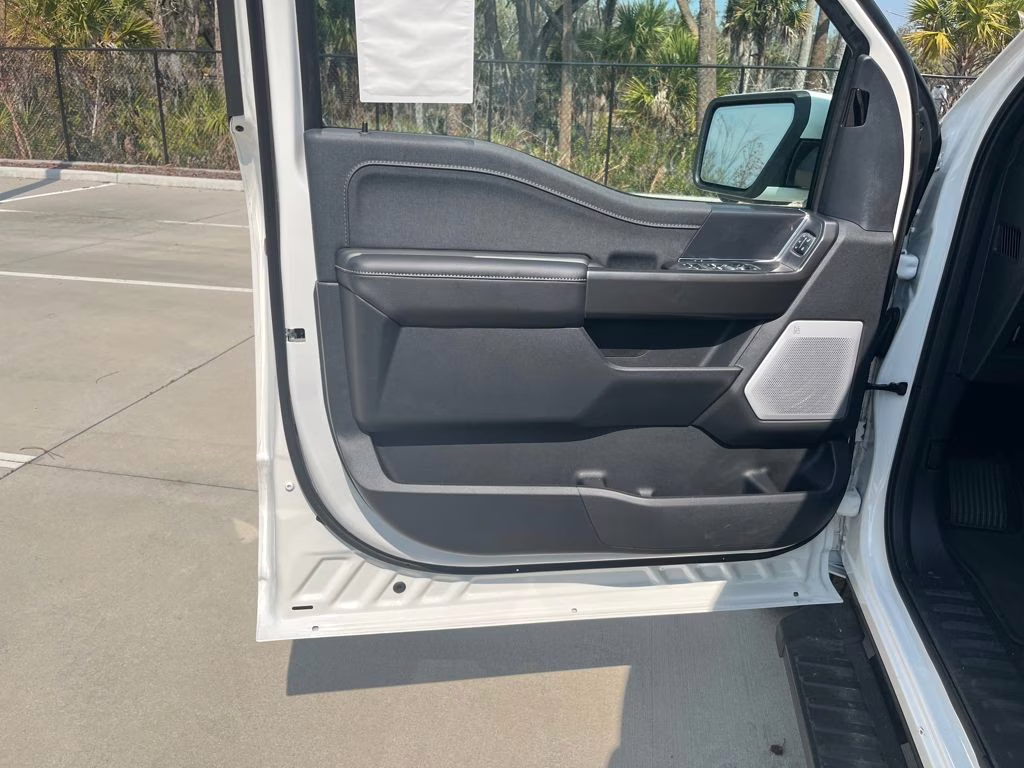 2025 Star White Metallic Tri-Coat Ford F-150 Lariat 4X4 Truck