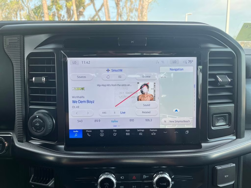 2025 Star White Metallic Tri-Coat Ford F-150 Lariat 4X4 Truck