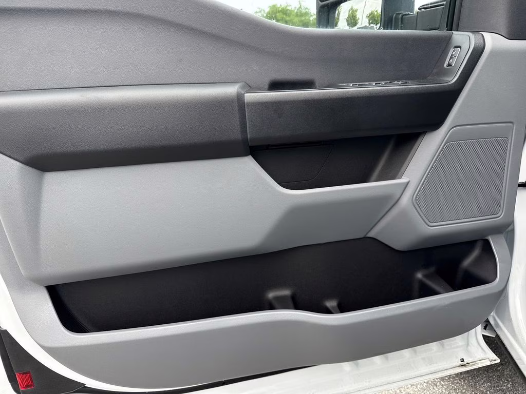 2025 Oxford White Ford Super Duty F-350 DRW XL 4X4 Chassis