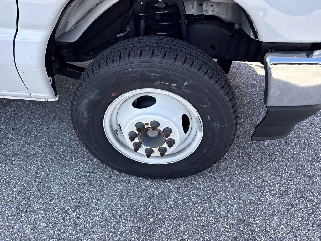 2025 Oxford White Ford E-450SD Base RWD Truck