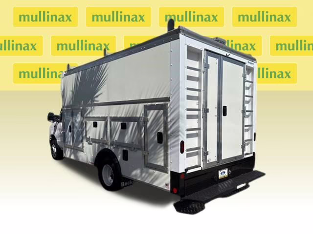 2025 Oxford White Ford E-450SD Base RWD Truck