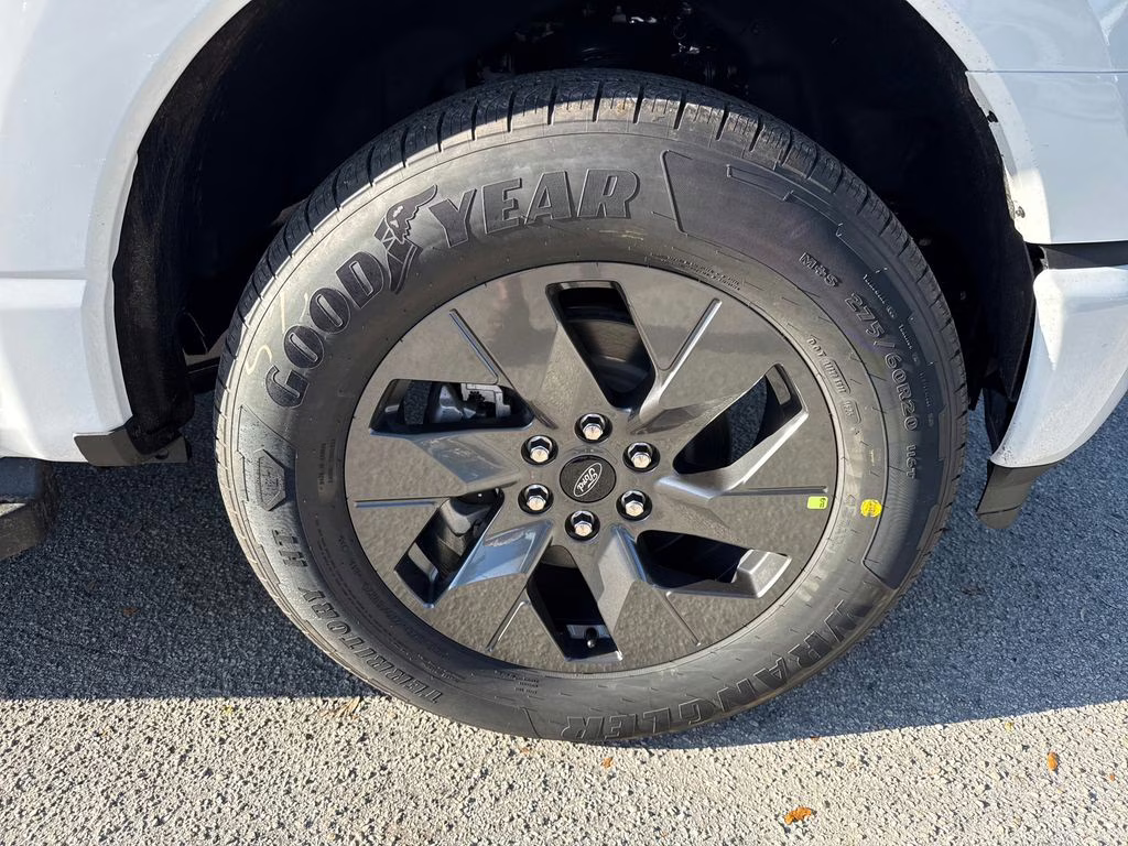 2025 Oxford White Ford F-150 Lightning Flash AWD Truck