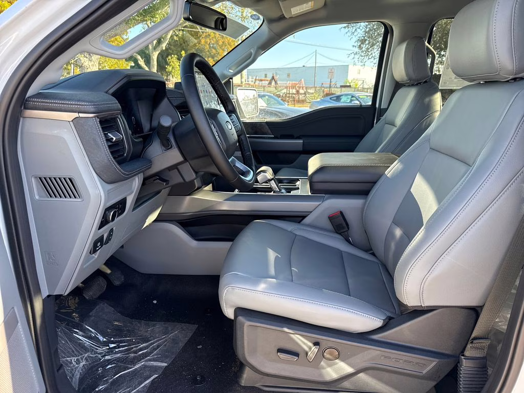 2025 Oxford White Ford F-150 Lightning Flash AWD Truck