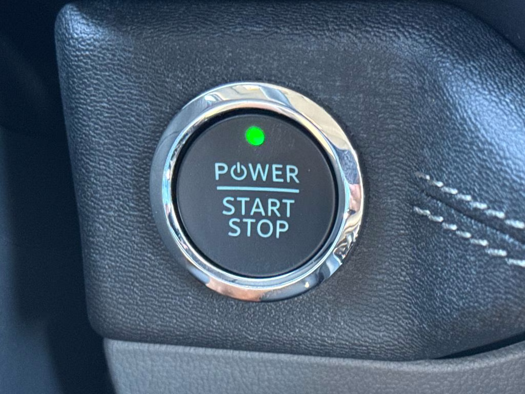 2025 Oxford White Ford F-150 Lightning Flash AWD Truck