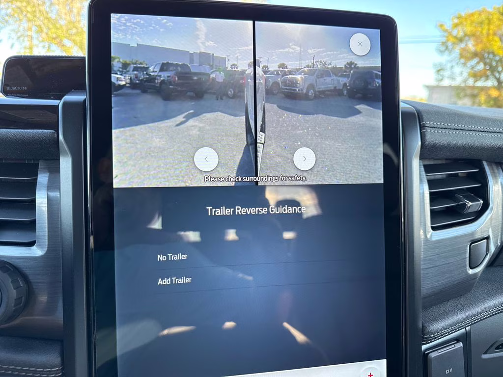 2025 Oxford White Ford F-150 Lightning Flash AWD Truck