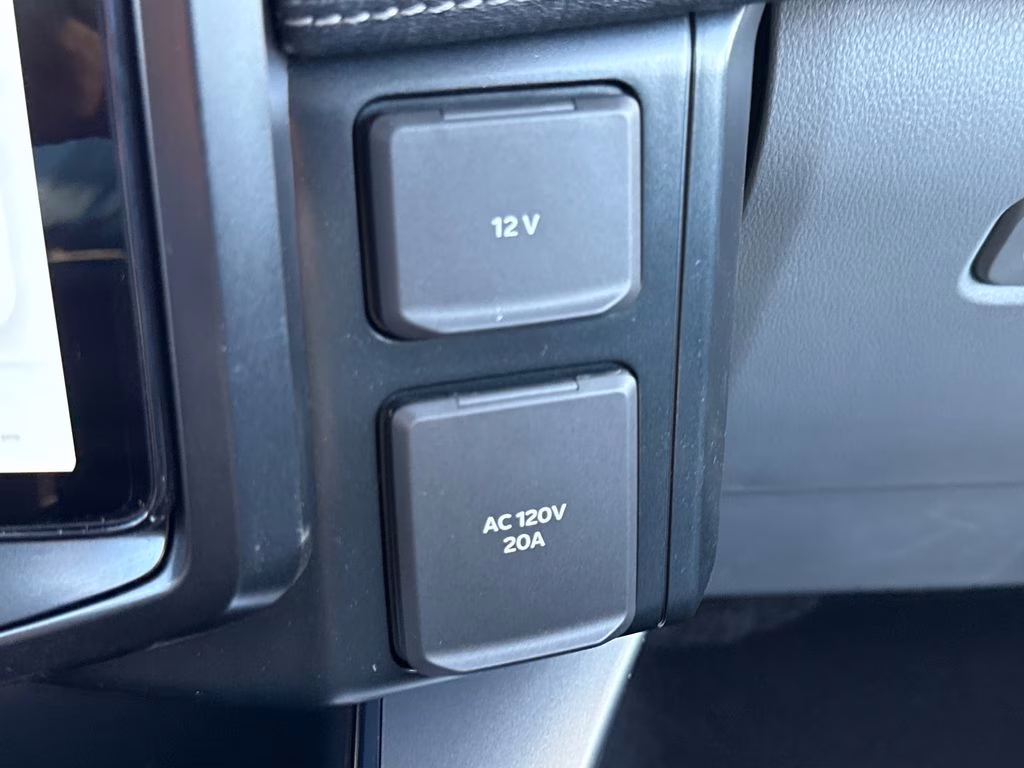 2025 Oxford White Ford F-150 Lightning Flash AWD Truck