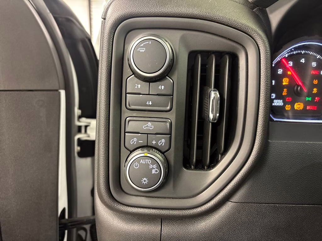 2022 Summit White Chevrolet Silverado 2500HD Custom 4X4 Truck