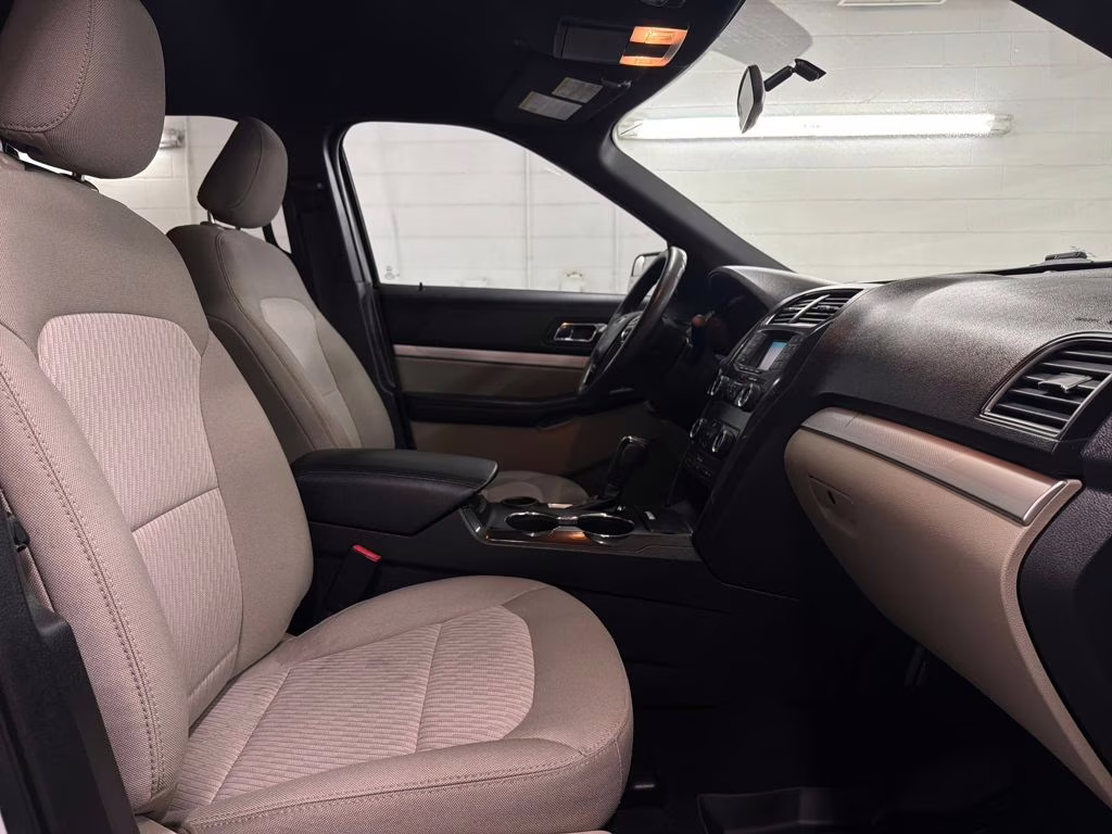 2019 Oxford White Ford Explorer Base FWD SUV