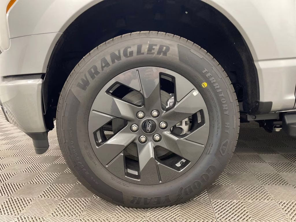 2025 ICONIC SILVER Ford F-150 Lightning Flash AWD Truck