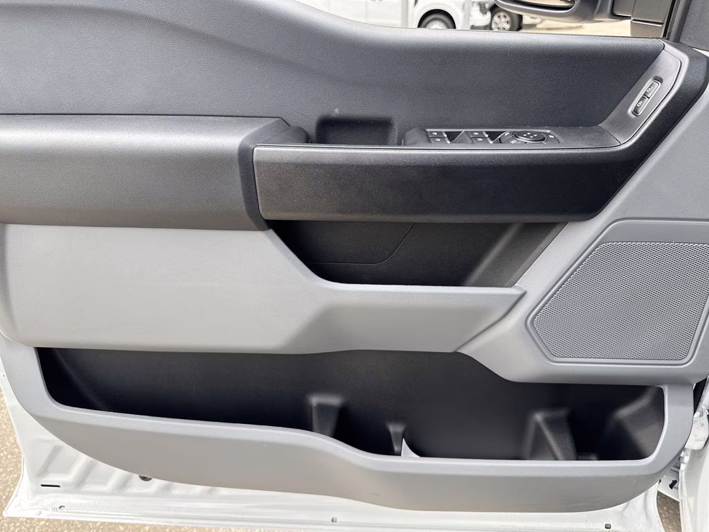 2025 Oxford White Ford Super Duty F-350 DRW XL 4X4 Chassis