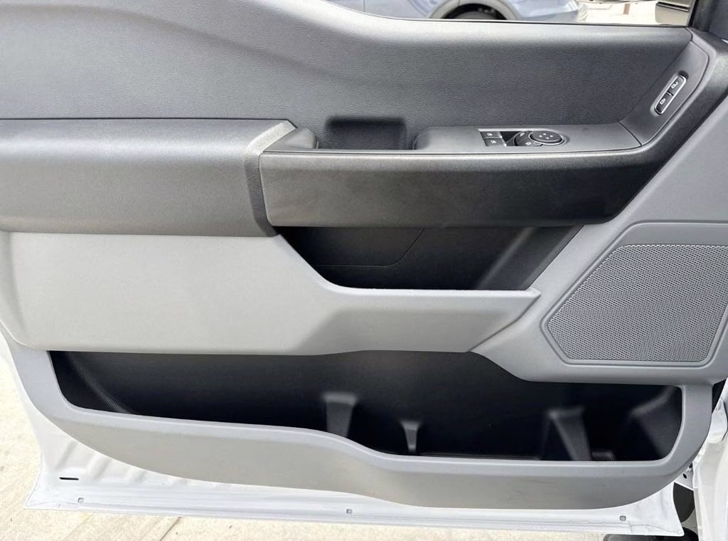 2024 Oxford White Ford Super Duty F-600 XL RWD Chassis